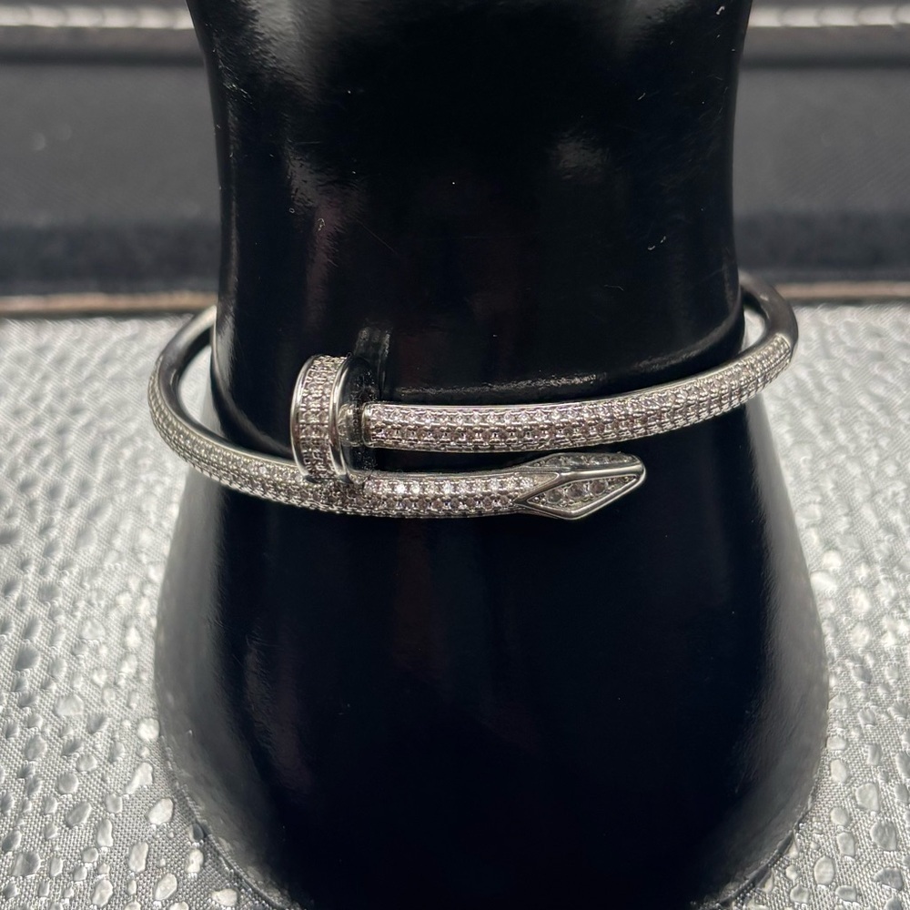 Elegant Silver Screw Bangle